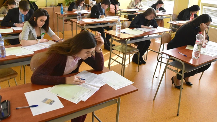 Študenti Obchodnej akadémie v Trebišove počas písomnej maturitnej zo slovenského jazyka a literatúry