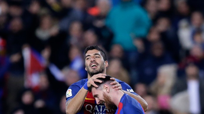 Luis Suarez a Lionel Messi sa tešia po góle.