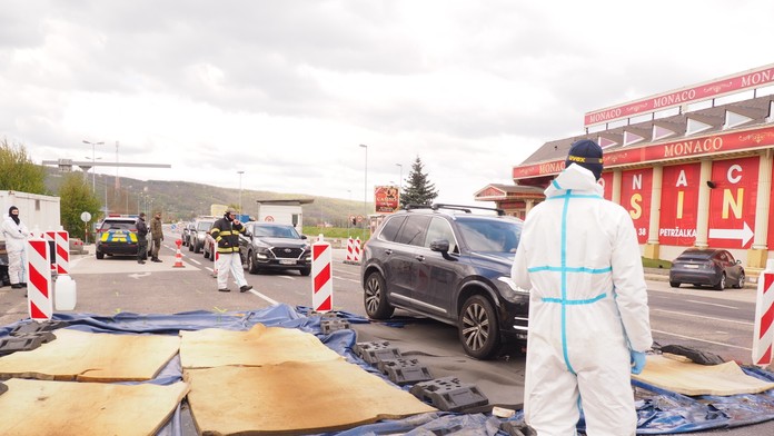 Na snímke autá prechádzajú cez dezinfekčné brody na slovensko-rakúskom hraničnom priechode Petržalka-Berg.