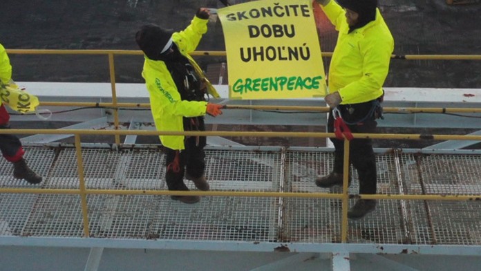 Aktivisti Greenpeace na veži v nováckej bani.