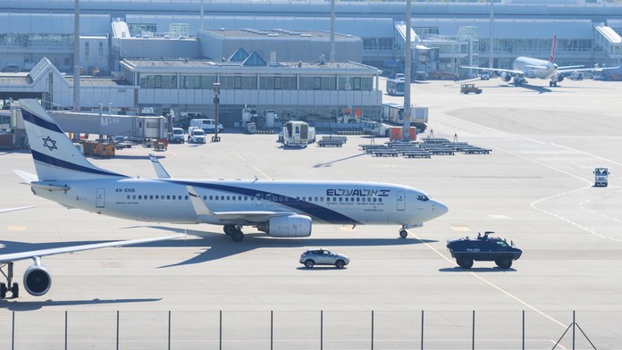 Panika počas letu z Prahy do Izraela. Museli núdzovo pristáť, vyčíňal agresívny cestujúci