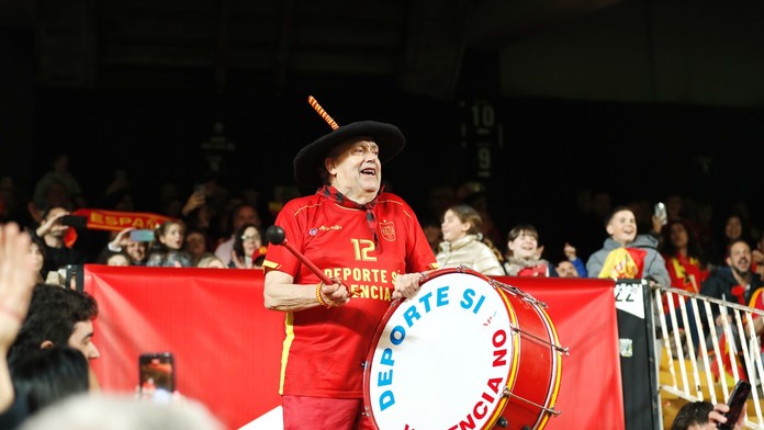 Nevynechal jediný zápas. Legendárny španielsky fanúšik Manolo zomrel vo veku 76 rokov