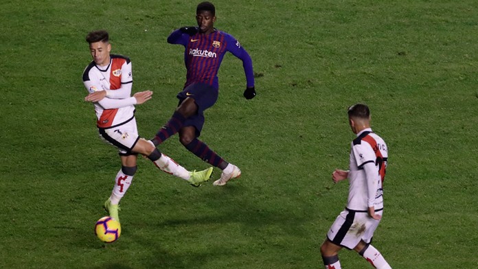Hráči Rayo Vallecano (biele dresy) na archívnej snímke.