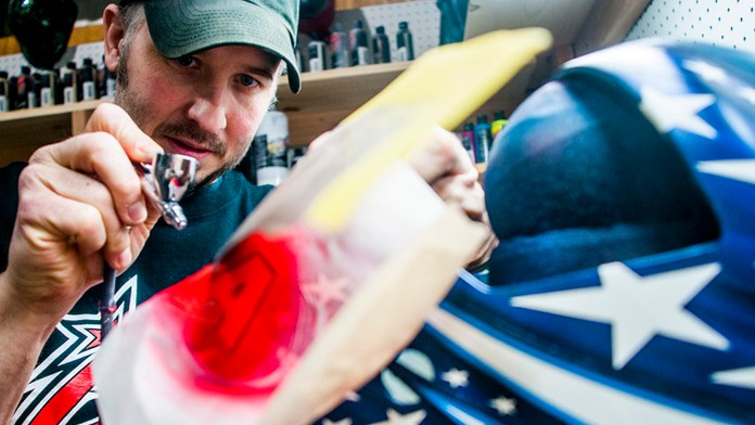 Ray Bishop robí masku pre Howarda.jpg