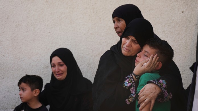 Palestínčania nariekajú v nemocnici Al-Šifa počas pohrebu svojich príbuzných, ktorí zahynuli počas izraelských leteckých útokov.