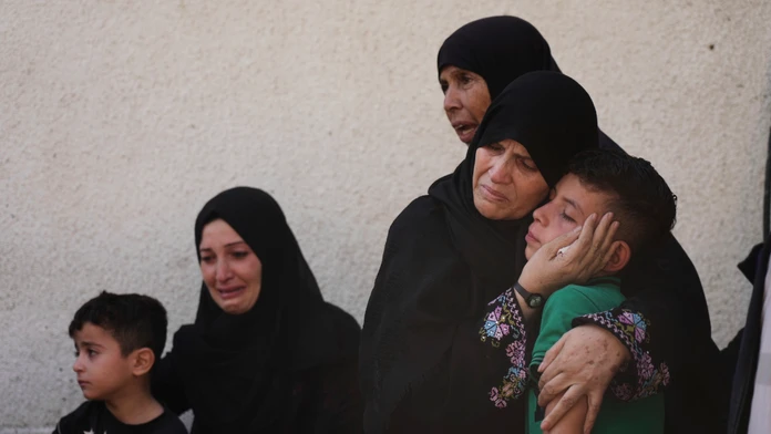 Palestínčania nariekajú v nemocnici Al-Šifa počas pohrebu svojich príbuzných, ktorí zahynuli počas izraelských leteckých útokov.