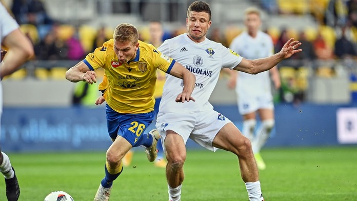 Futbalista DAC Dunajská Streda András Schäfer (vľavo) a hráč Michaloviec Matúš Marcin bojujú o loptu.