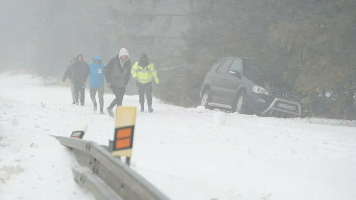 Pri silný vietor skončili niektoré autá aj mimo cesty.