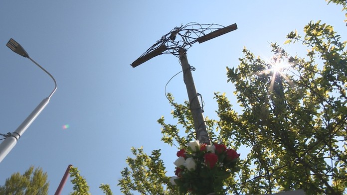 Symbolický kríž, ktorý na mieste výbuchu postavil výtvarník Fero Guldan.