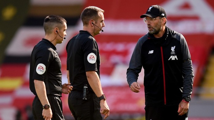 VIDEO: Škandál rozhodcu z Premier League pokračuje. Unikli zábery s bielym práškom
