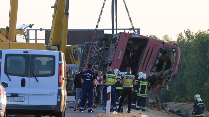 FOTO+VIDEO: Obrovská tragédia na maďarskej diaľnici. Pri nehode poľského autobusu zahynulo najmenej 12 ľudí