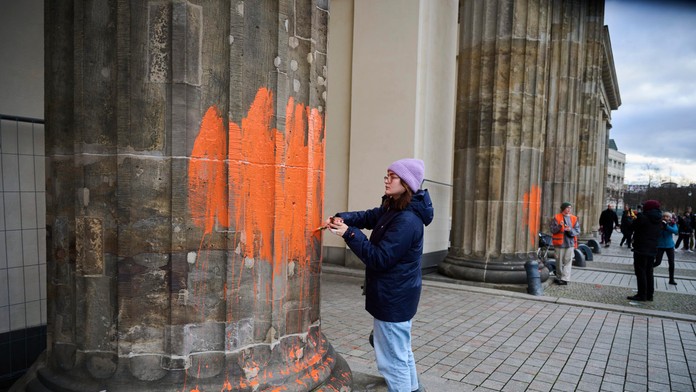 Klimatickí aktivisti pomaľovali Brandenburskú bránu