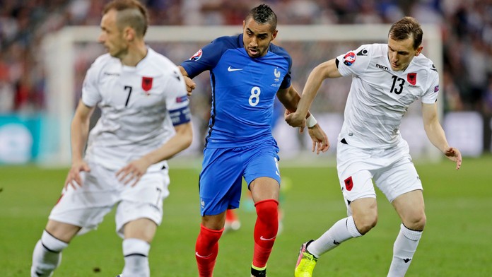Francúzsky futbalista Dimitri Payet (uprostred) a hráči Albánska Burim Kukeli (vpravo) a Ansi Agolli (vľavo) v súboji.