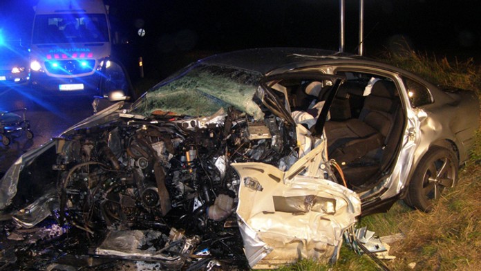 Zdemolované auto rodiny po čelnej zrážke v obci Cabaj - Čápor.