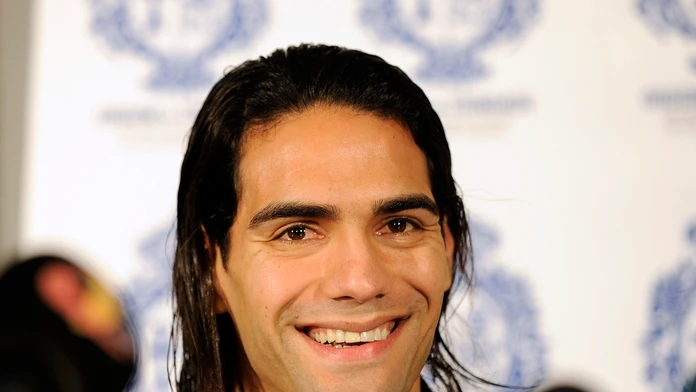 Kolumbijská futbalová hviezda Radamel Falcao sa usmieva počas tlačovej konferencie. 