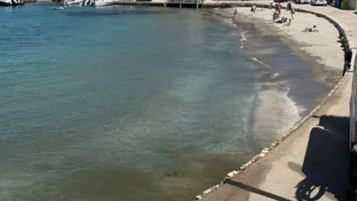VIDEO: V obľúbenej chorvátskej lokalite vypustili do mora fekálie. Kúsok odtiaľ sa kúpali ľudia