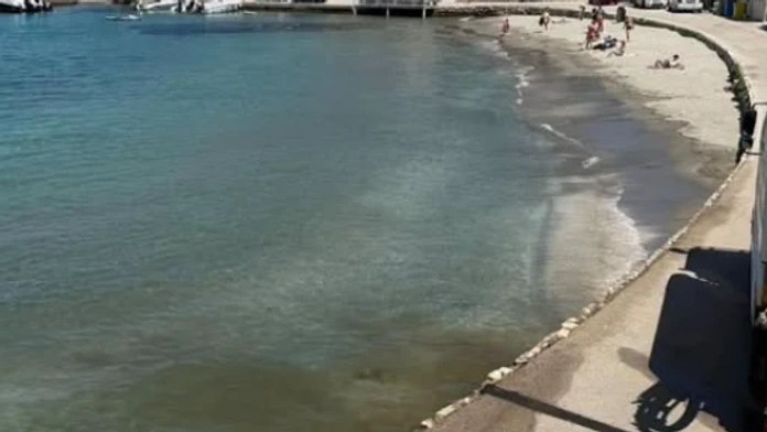 VIDEO: V obľúbenej chorvátskej lokalite vypustili do mora fekálie. Kúsok odtiaľ sa kúpali ľudia