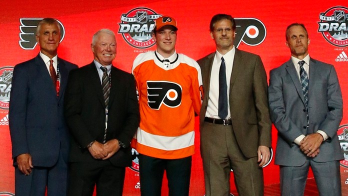 Nolan Patrick s predstaviteľmi klubu na archívnej snímke.