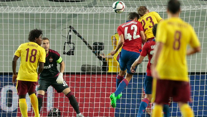  Ladislav Krejčí (Sparta Praha) strieľa hlavičkou vyrovnávajúci gól v 3. predkole Ligy majstrov do brány CSKA Moskva.