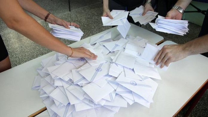 Na snímke členovia referendovej komisie začínajú spočítavať hlasy v jednej z volebných centrál v Aténach.