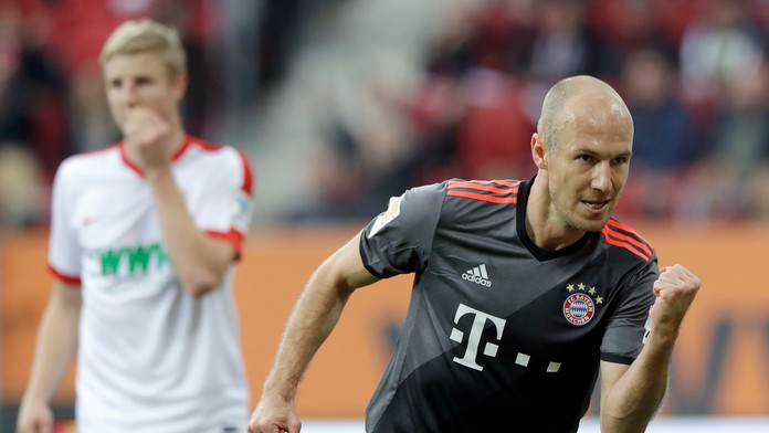 Hráč Bayernu Mníchov Arjen Robben sa raduje z gólu proti Augsburgu.