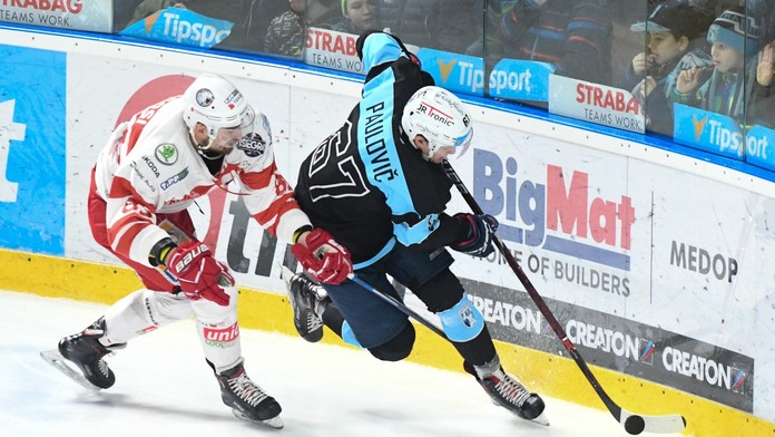 Balint Magosi z Miškovca a Matej Paulovič z Nitry v odvete finále Vyšehradského pohára.