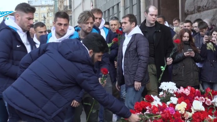 Mak so spoluhráčmi zo Zenitu navštívili miesto petrohradskej tragédie.