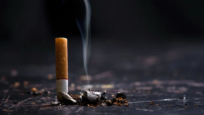 Prvá krajina, ktorá zakázala predaj cigariet mladej generácii, urobila otočku. Proti fajčeniu chce bojovať inak