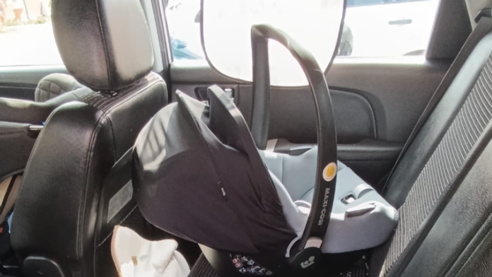 Nejavilo známky života. Policajti v Námestove vyslobodili dieťa (2) zo zamknutého auta