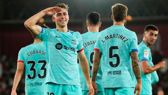 Futbalisti Barcelony sa tešia po strelení gólu.