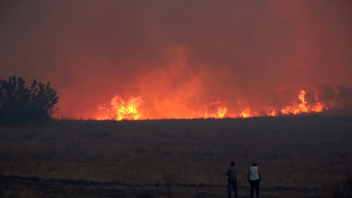 Pre lesný požiar na severovýchode Grécka evakuovali úrady ďalšie štyri obce