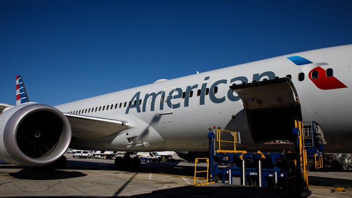 VIDEO: Desivá scéna na letisku. Cestujúci sledovali, ako motor lietadla vtiahol a zošrotoval vozík s batožinou