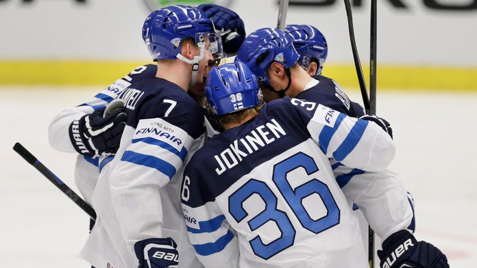 Fínsky hokejista Jussi Jokinen (chrbtom) sa teší so spoluhráčmi po strelení  úvodného gólu