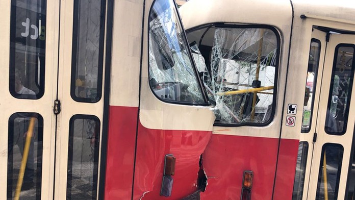 V pražskej Ječné ulici sa zrazili dve električky.