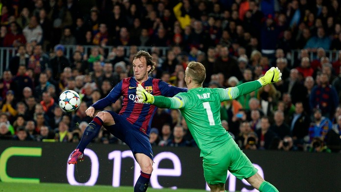 Hráč Barcelony Ivan Rakitič strieľa gól, vpravo brankár City Joe Hart v semifinále Ligy majstrov FC Barcelona - Manchester City.