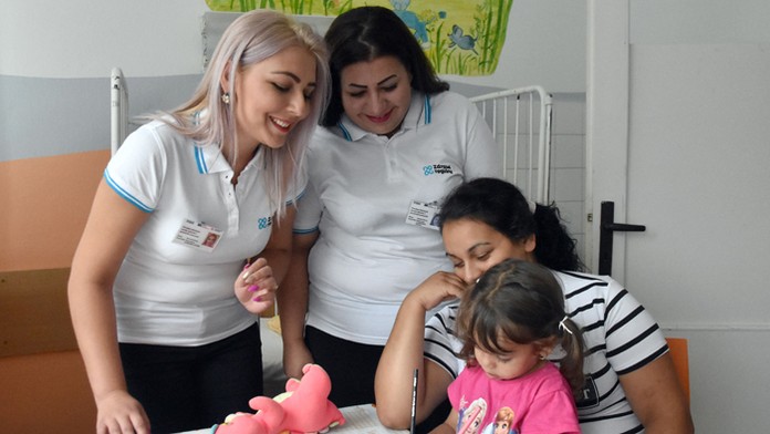 Rómske asistentky osvety zdravia so svojími klientmi v trebišovskej nemocnici.