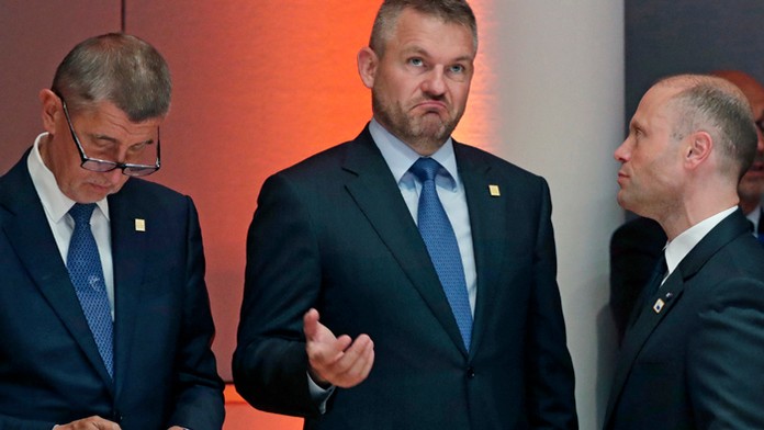 Veľrybu vykladajú v prístave v japonskom meste Kuširo.