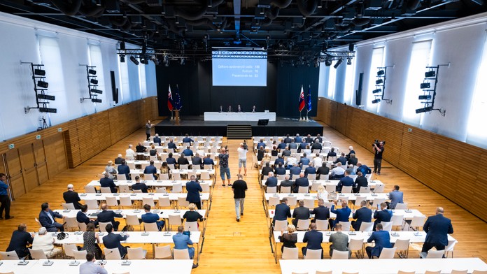 Ani na druhý raz sa nenašlo dosť poslancov. Rokovanie k nelegálnej migrácii neotvorili