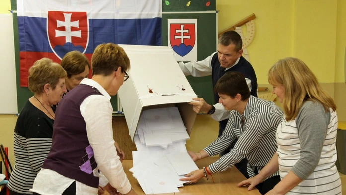 Členovia volebnej komisie sčítavajú hlasy vo volebnej miestnosti v Komárne