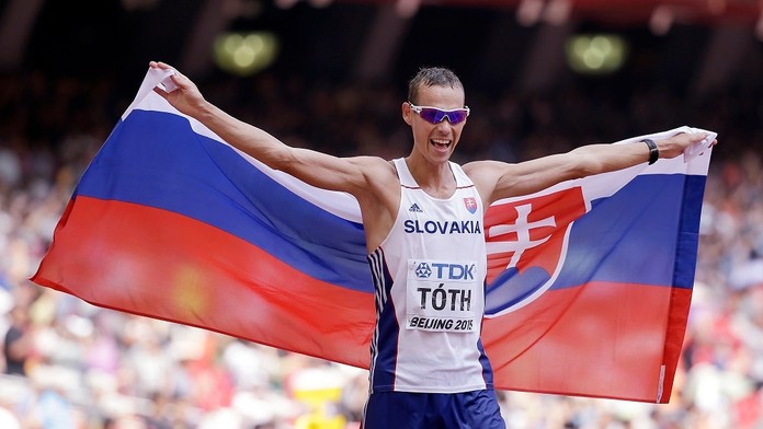 Matej Tóth oslavuje titul majstra sveta v chôdzi na 50 km na MS v atletike v čínskom v Pekingu