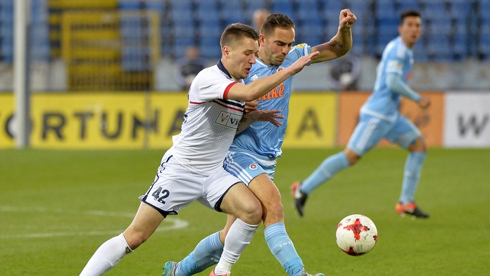 Na snímke v popredí vpravo Tomáš Kóňa zo Slovana a Michal Pintér zo Zlatých Moraviec