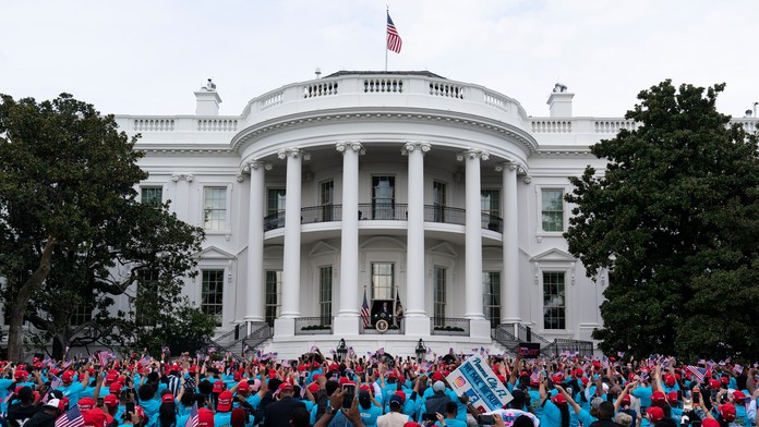 Požiar predajne s nábytkom.