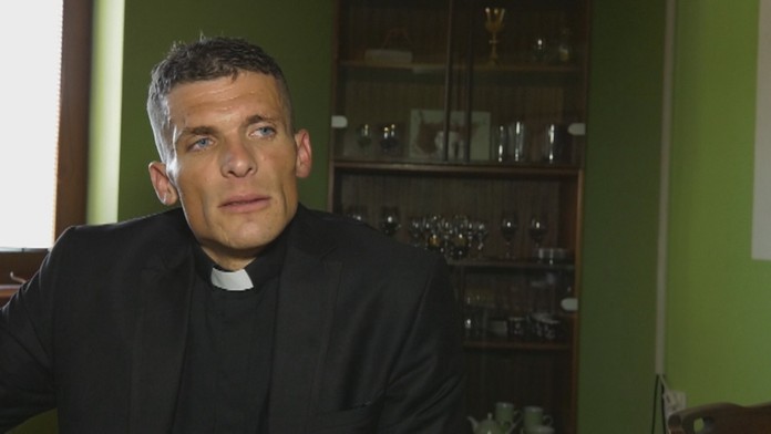 Farár bojujúci proti celibátu.