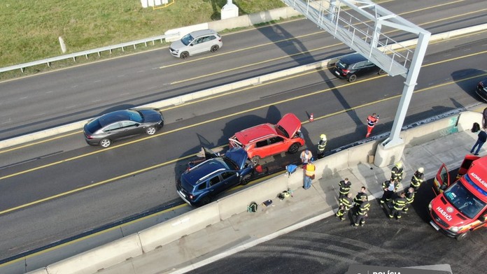 Zrážka na D1 v smere z Bratislavy komplikovala dopravu