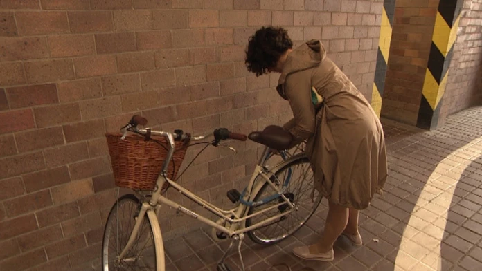 Lucia Nicholsonová parkuje bicykel v parlamentnej garáži.