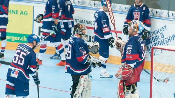 Rituál pred slovenskou bránou na MS v hokejbale.