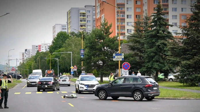 V Humennom sa na križovatke zrazil takmer 70-ročný kolobežkár s o desať rokov mladšou vodičkou