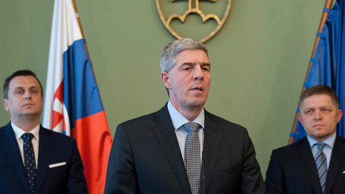 Predseda Most-Híd Béla Bugár, v pozadí Robert Fico (Smer-SD) a Andrej Danko (SNS).