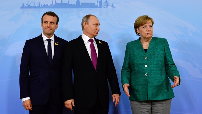 Prezidenti Francúzska a Ruska - Emmanuel Macron a Vladimír Putin s kancelárkou Angelou Merkelovou.