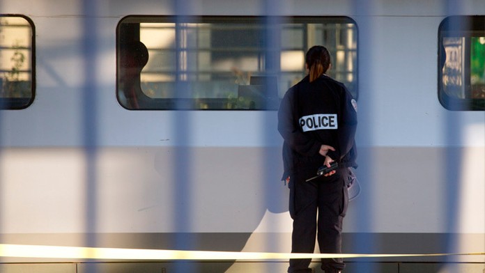 Policajtka pozerá do vlaku Thalys.